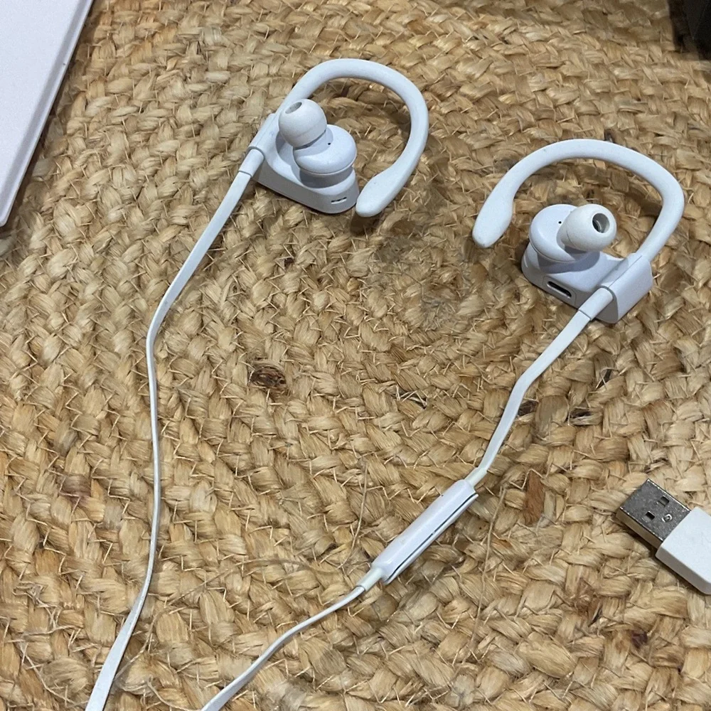 Apple Powerbeats3 Wireless Earphones in White with Carry Case and Accessories